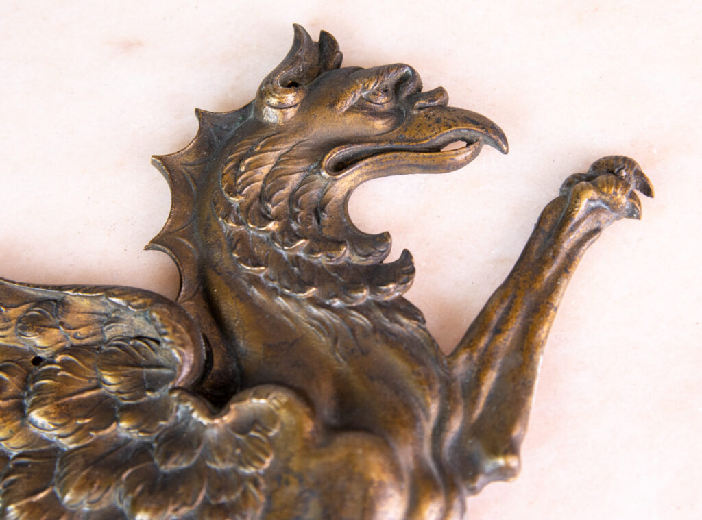 Декоративные мебельные накладки в виде грифонов