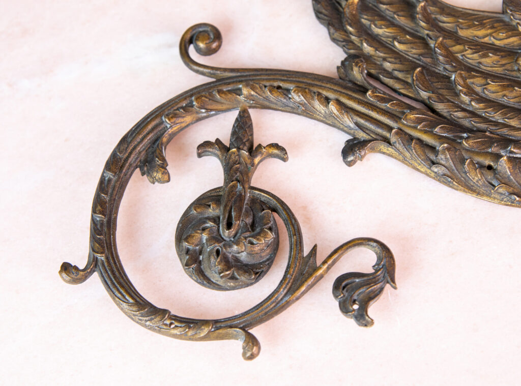 Декоративные мебельные накладки в виде грифонов