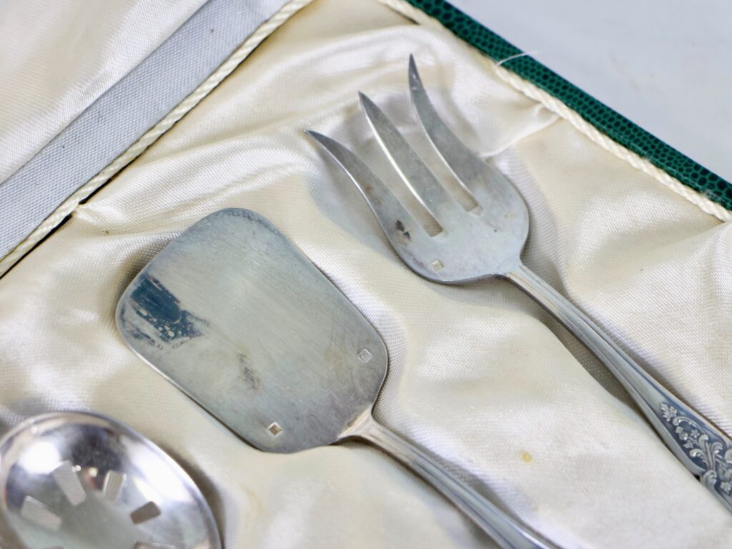 Антикварний набір столових приборів