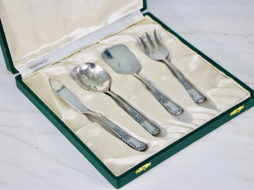 Антикварний набір столових приборів