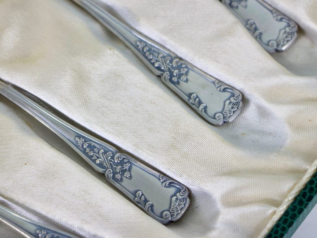 Антикварний набір столових приборів