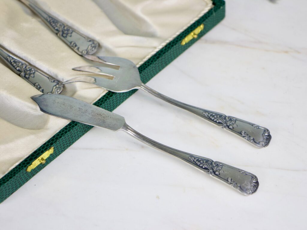 Антикварний набір столових приборів