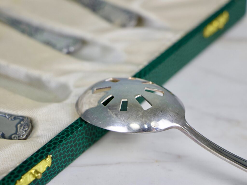 Антикварний набір столових приборів