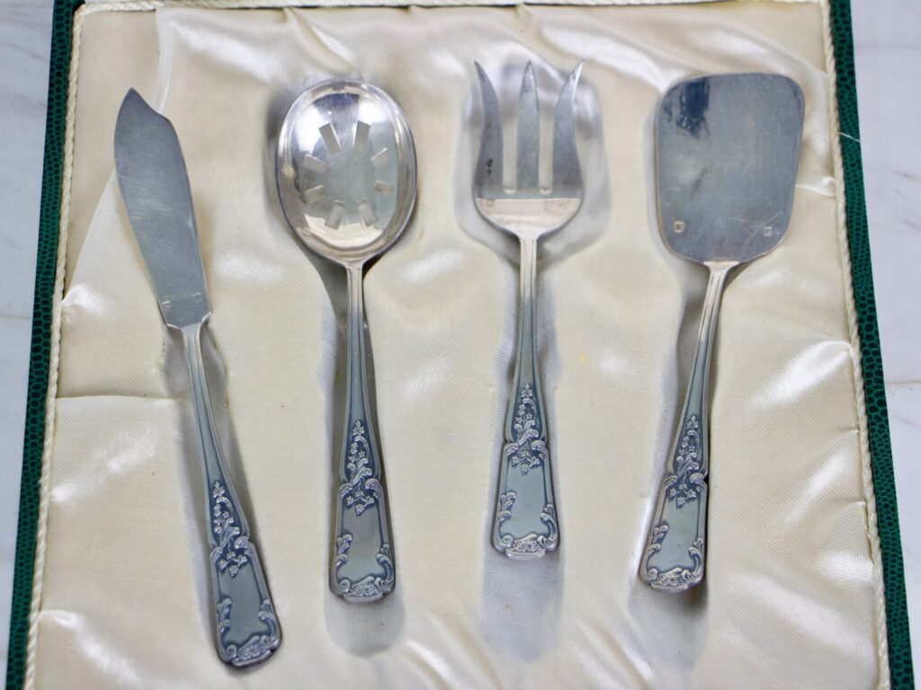 Антикварний набір столових приборів