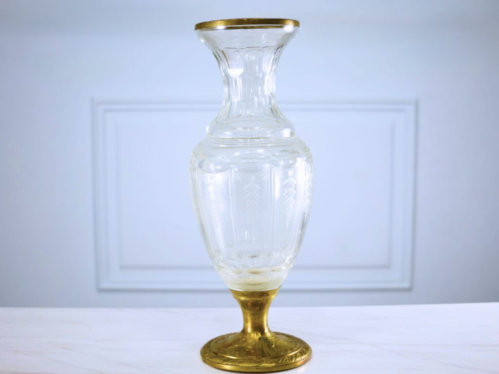 Антикварна ваза в стилі Неокласицизму