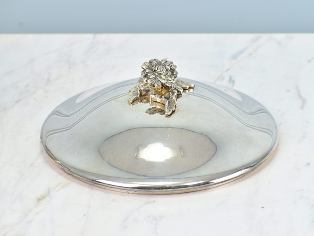 Антикварна посріблена супниця