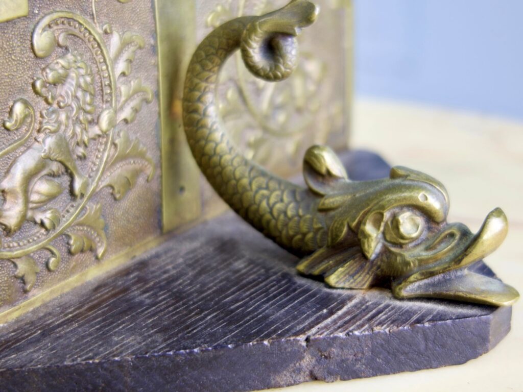 IMG_1564 Антикварні обмежувачі для книг (букенди) з міфічними дельфінами