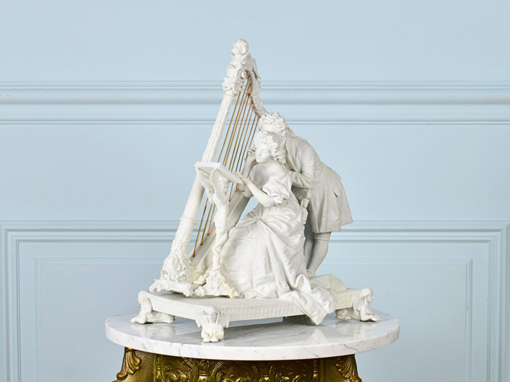 Антикварна скульптура «Урок гри на арфі»