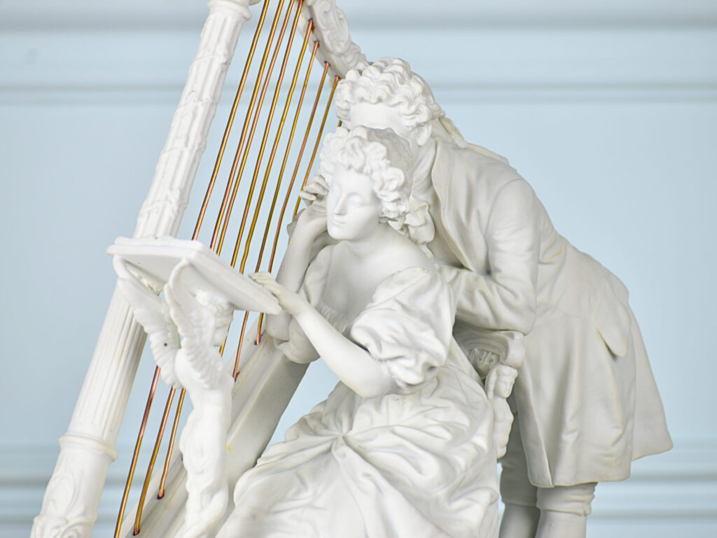 Антикварна скульптура «Урок гри на арфі»