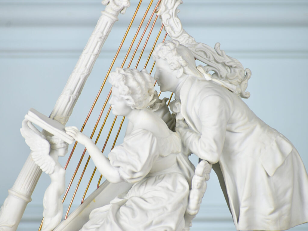 Антикварна скульптура «Урок гри на арфі»