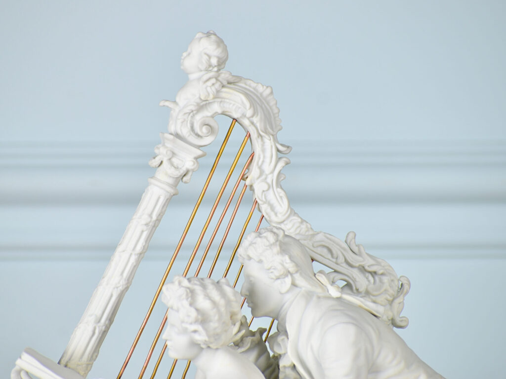 Антикварна скульптура «Урок гри на арфі»