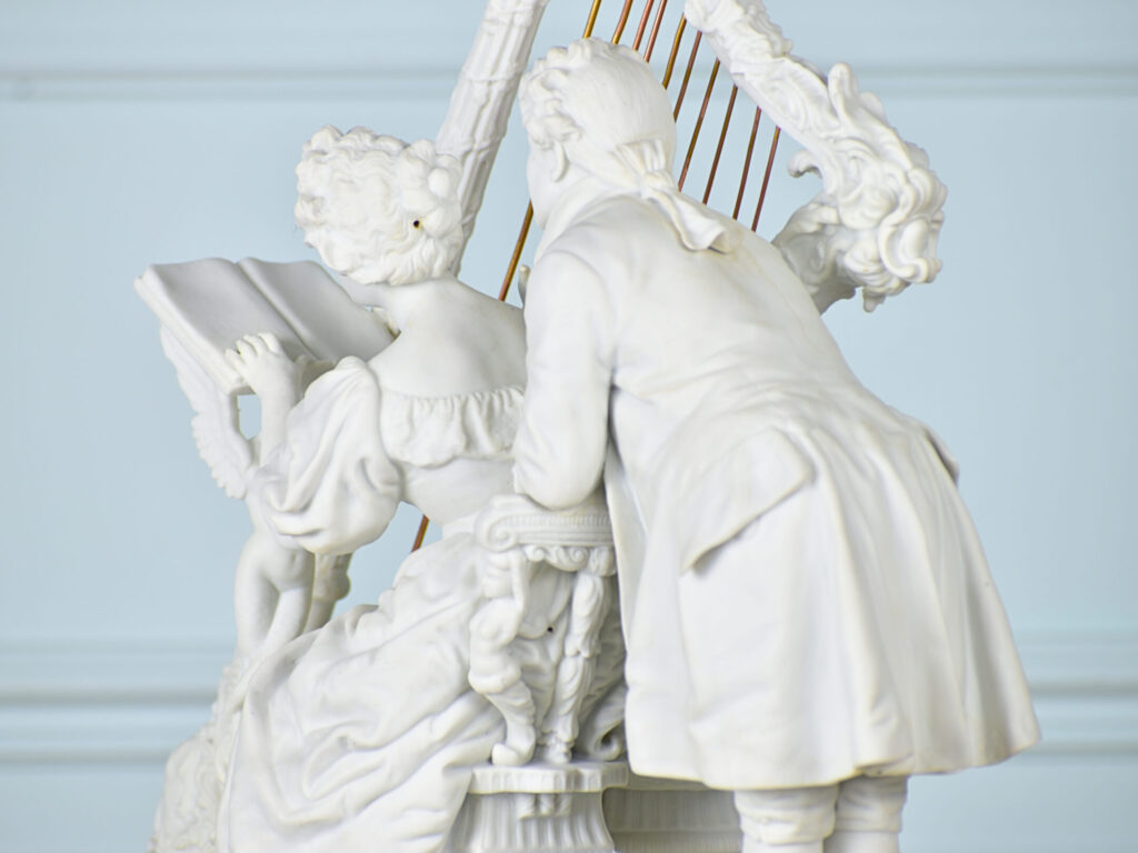 Антикварна скульптура «Урок гри на арфі»