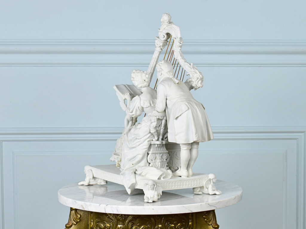 Антикварна скульптура «Урок гри на арфі»