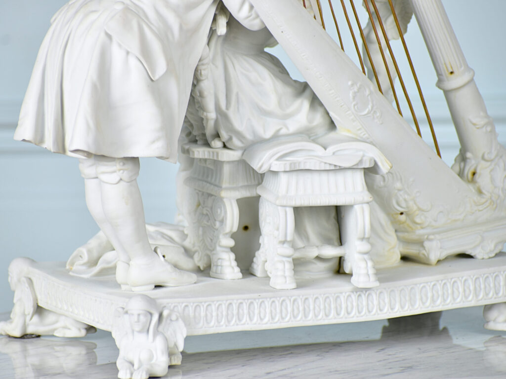 Антикварна скульптура «Урок гри на арфі»