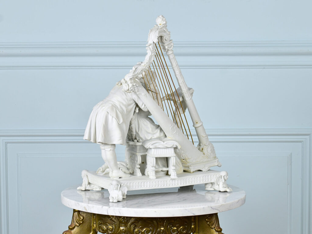 Антикварна скульптура «Урок гри на арфі»