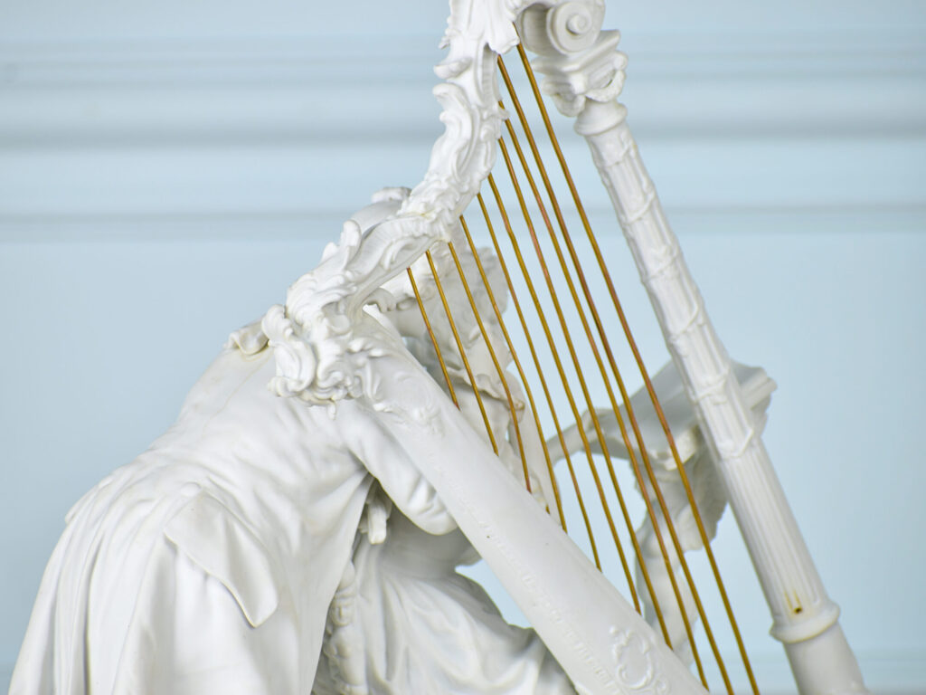 Антикварна скульптура «Урок гри на арфі»