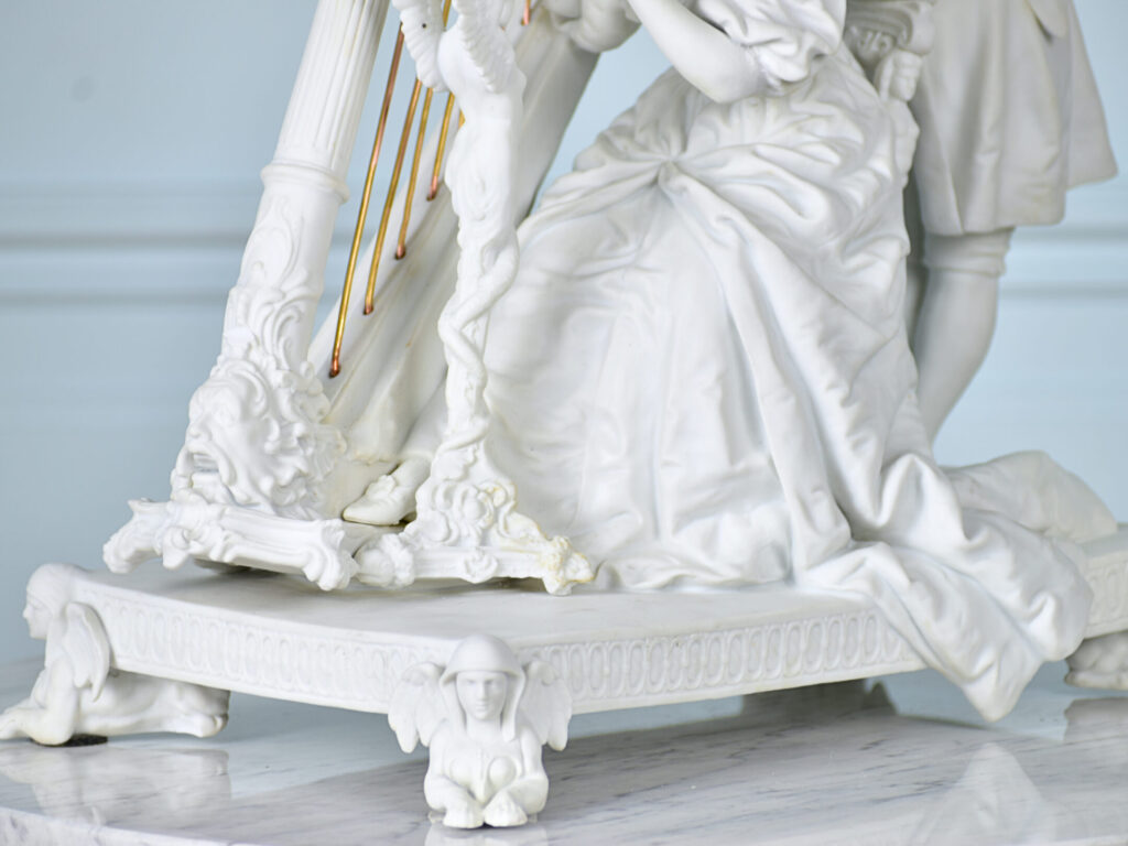 Антикварна скульптура «Урок гри на арфі»