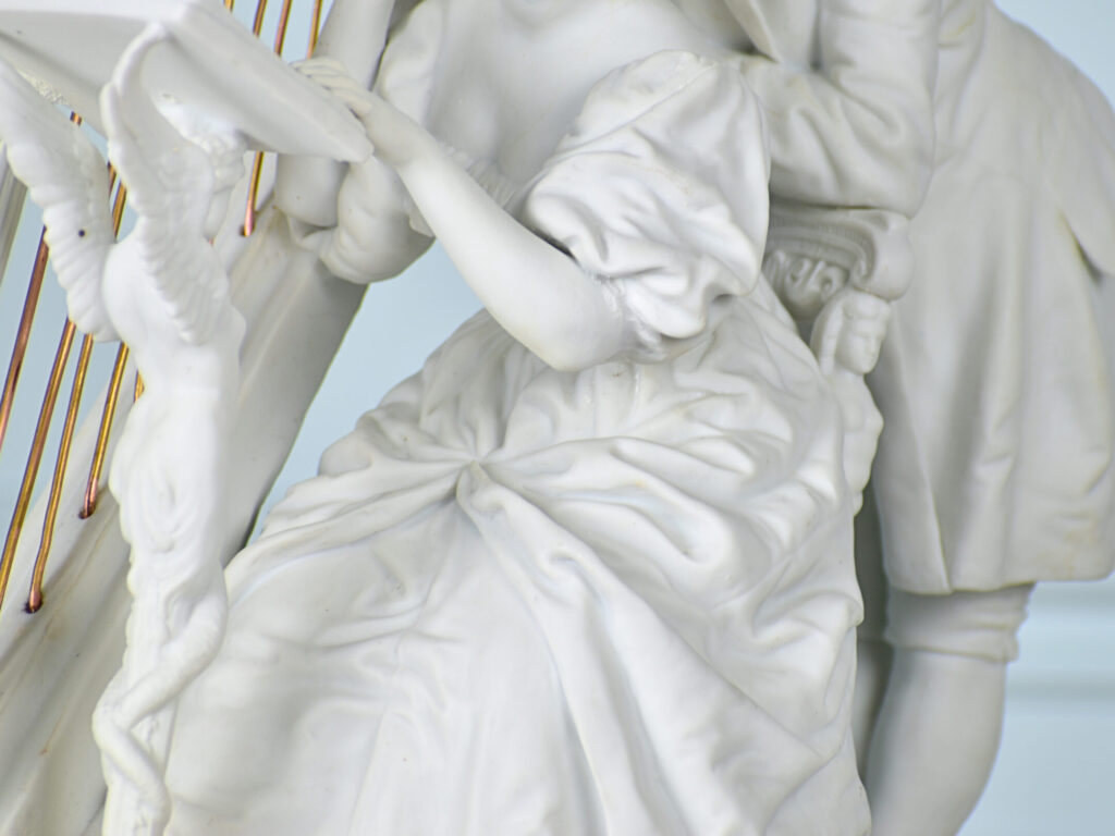 Антикварна скульптура «Урок гри на арфі»