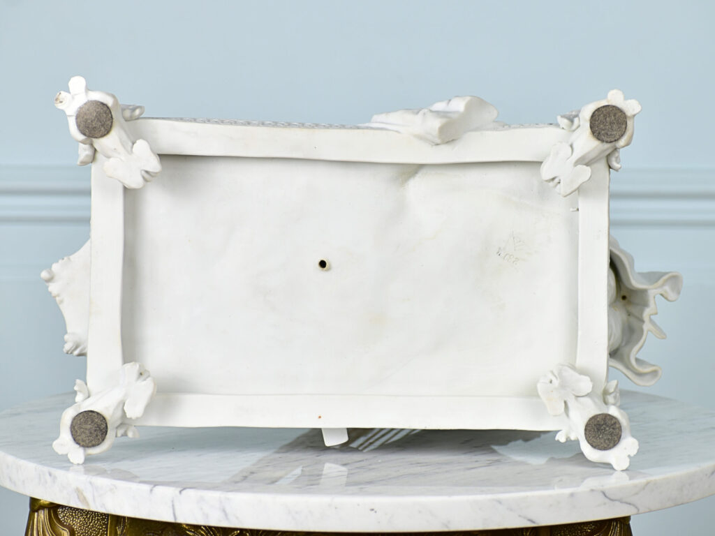 Антикварна скульптура «Урок гри на арфі»