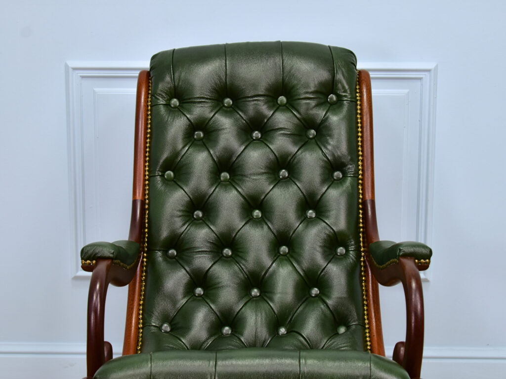 Вінтажне крісло-гойдалка в стилі Chesterfield