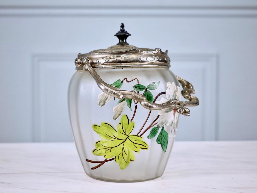 Антикварна бісквітниця