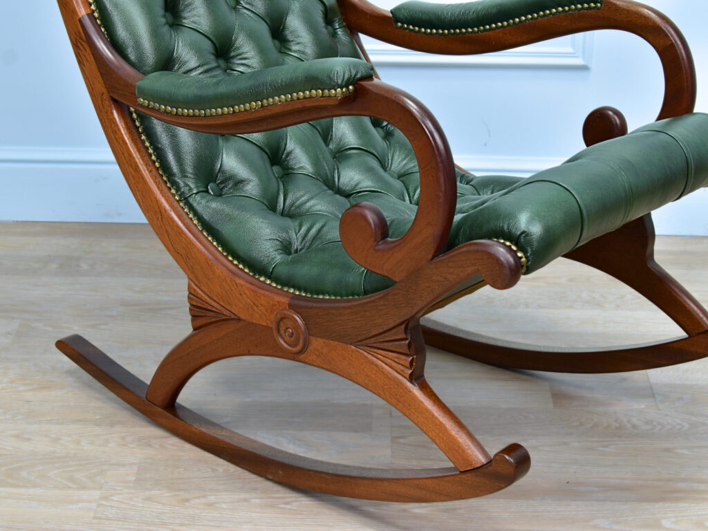 Вінтажне крісло-гойдалка в стилі Chesterfield