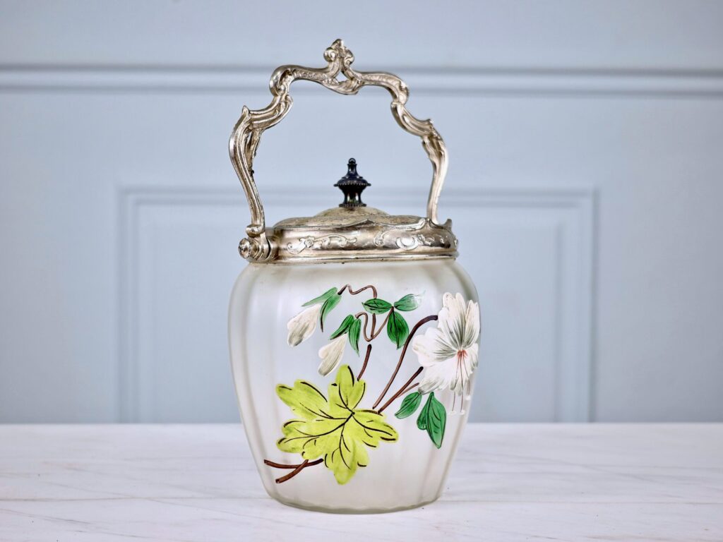 Антикварна бісквітниця