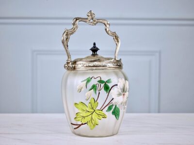 Антикварна бісквітниця