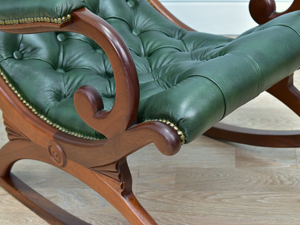 Вінтажне крісло-гойдалка в стилі Chesterfield