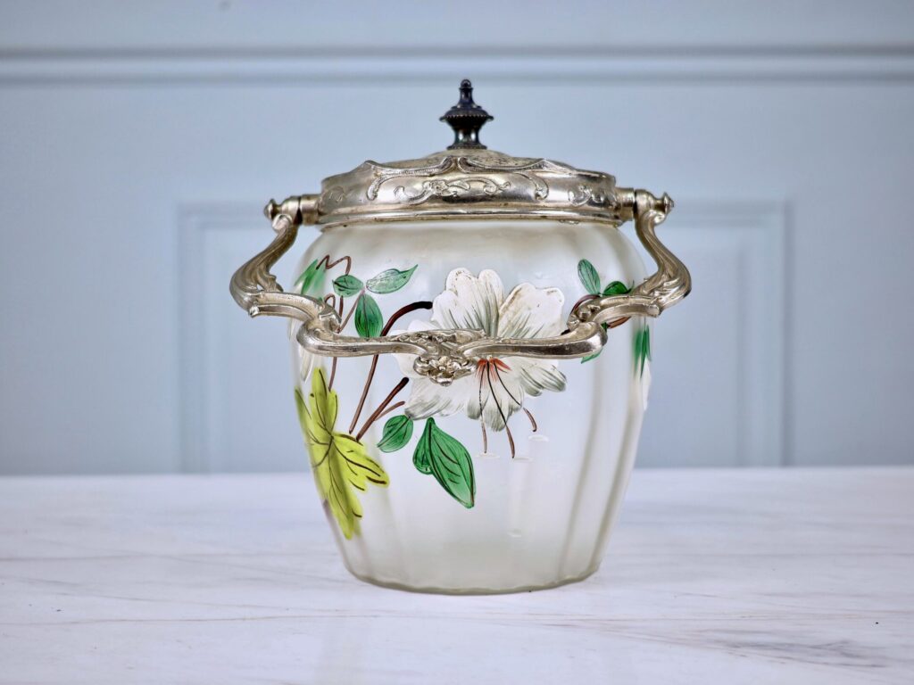 Антикварна бісквітниця