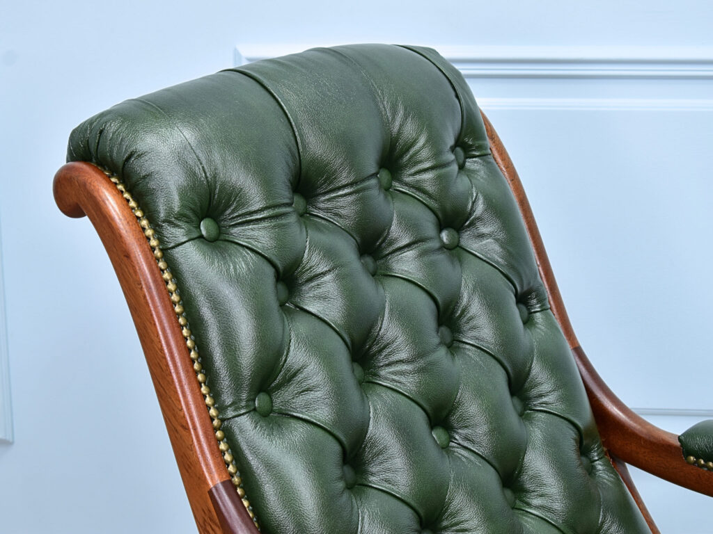 Вінтажне крісло-гойдалка в стилі Chesterfield