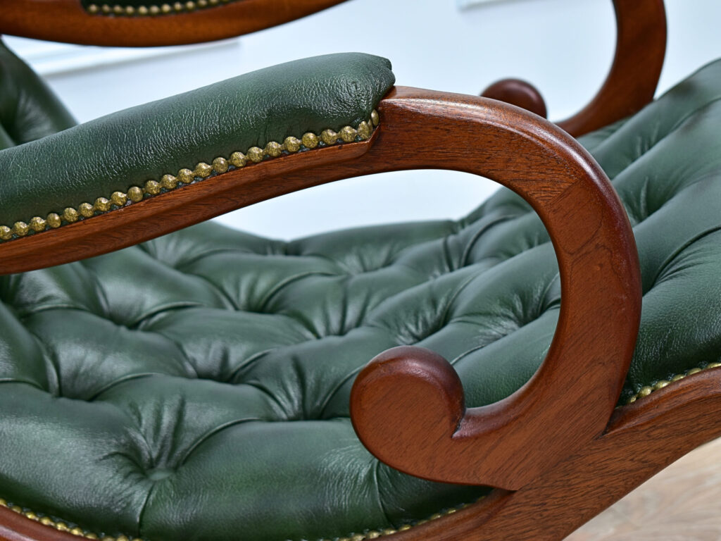 Вінтажне крісло-гойдалка в стилі Chesterfield