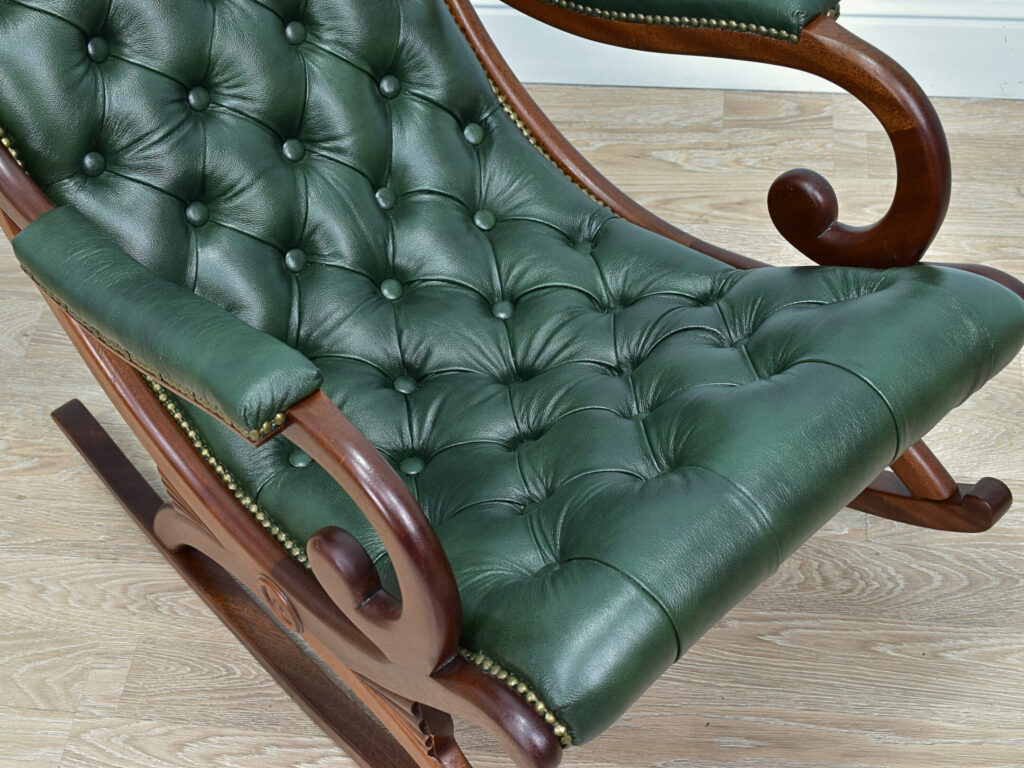 Вінтажне крісло-гойдалка в стилі Chesterfield