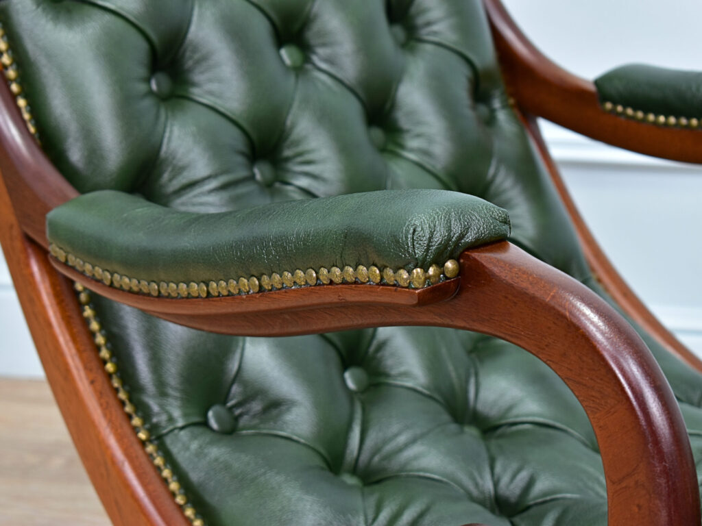 Вінтажне крісло-гойдалка в стилі Chesterfield