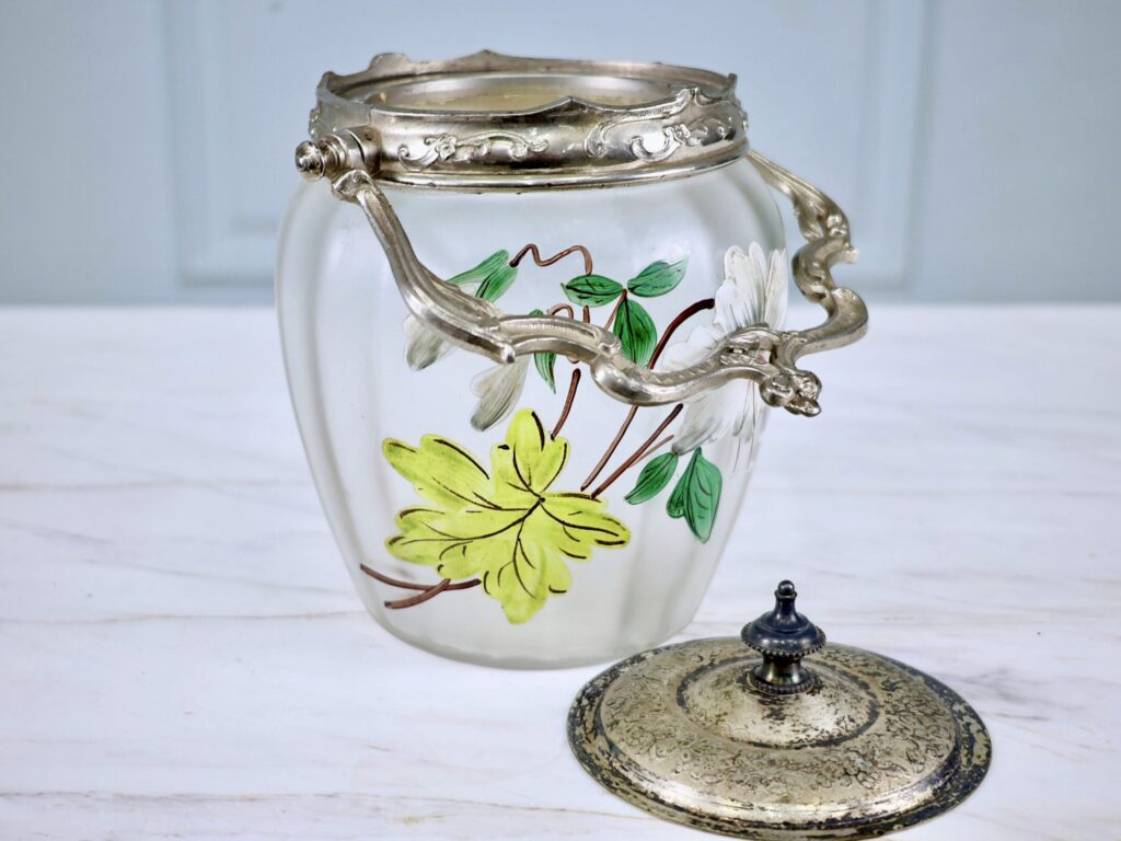 Антикварна бісквітниця