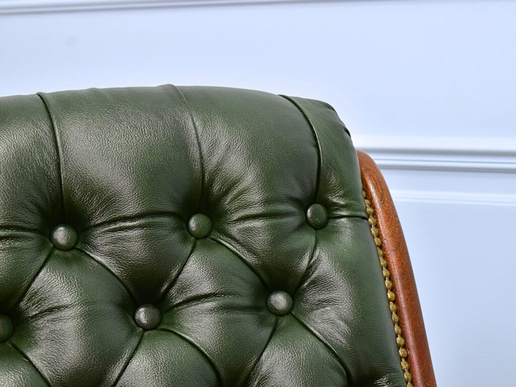 Вінтажне крісло-гойдалка в стилі Chesterfield