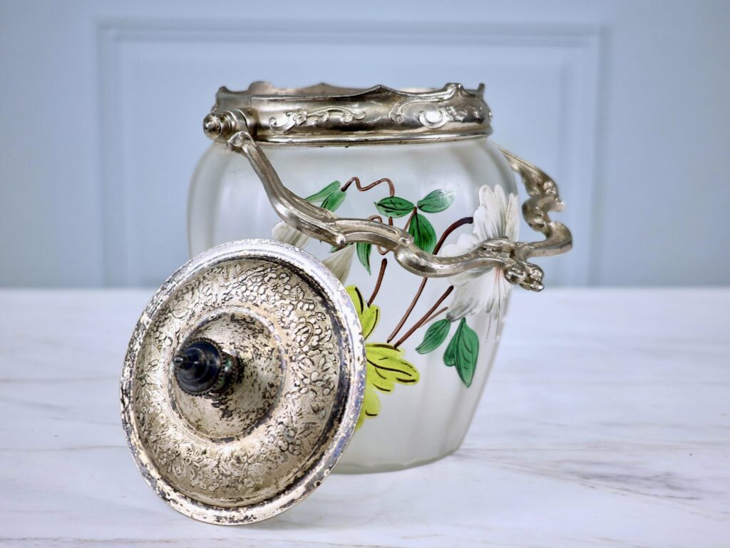 Антикварна бісквітниця