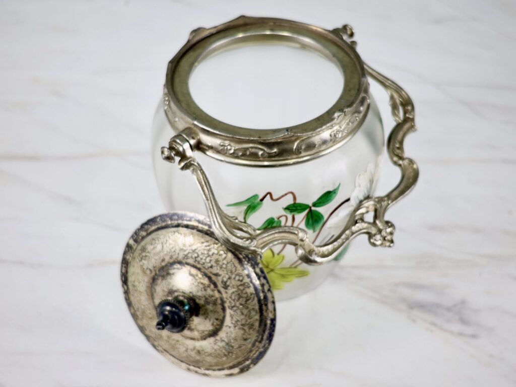 Антикварна бісквітниця