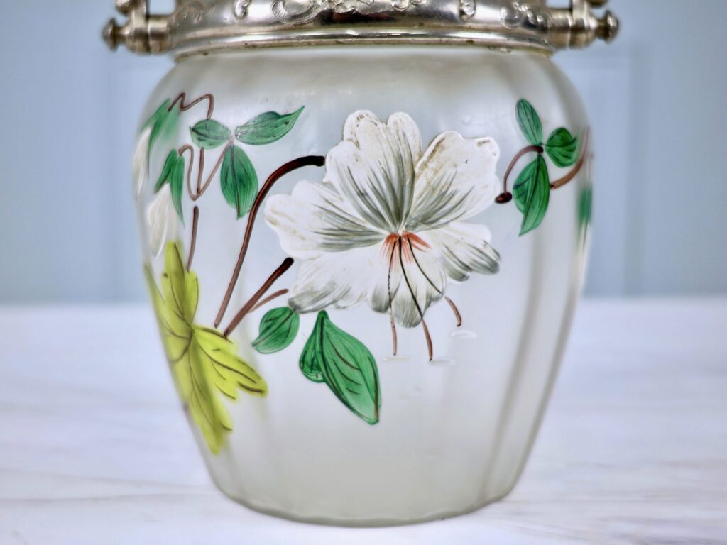 Антикварна бісквітниця