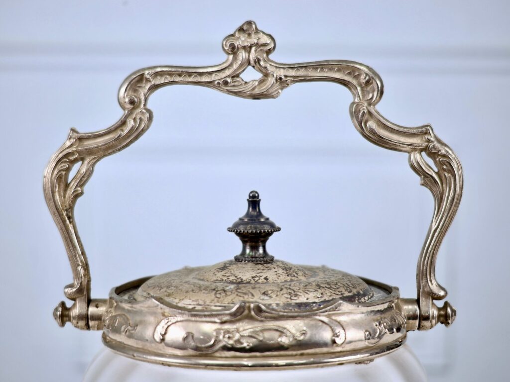 Антикварна бісквітниця