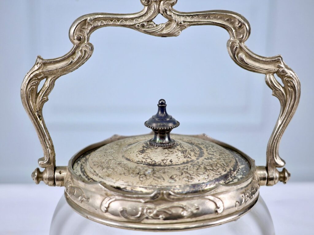 Антикварна бісквітниця