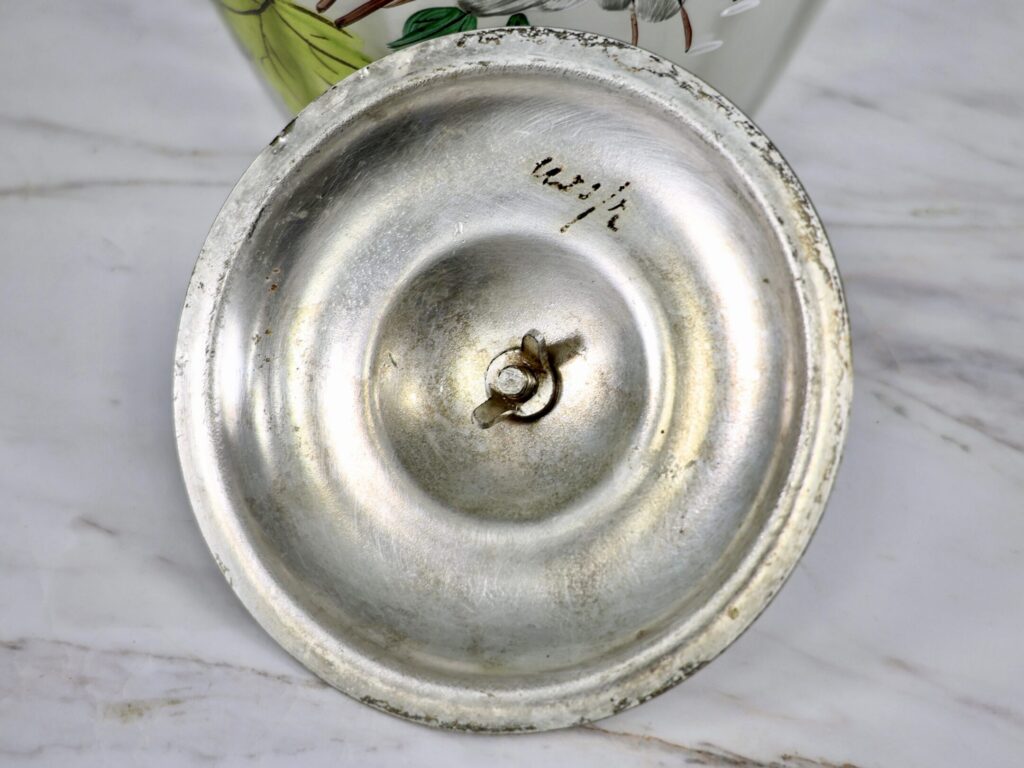 Антикварна бісквітниця