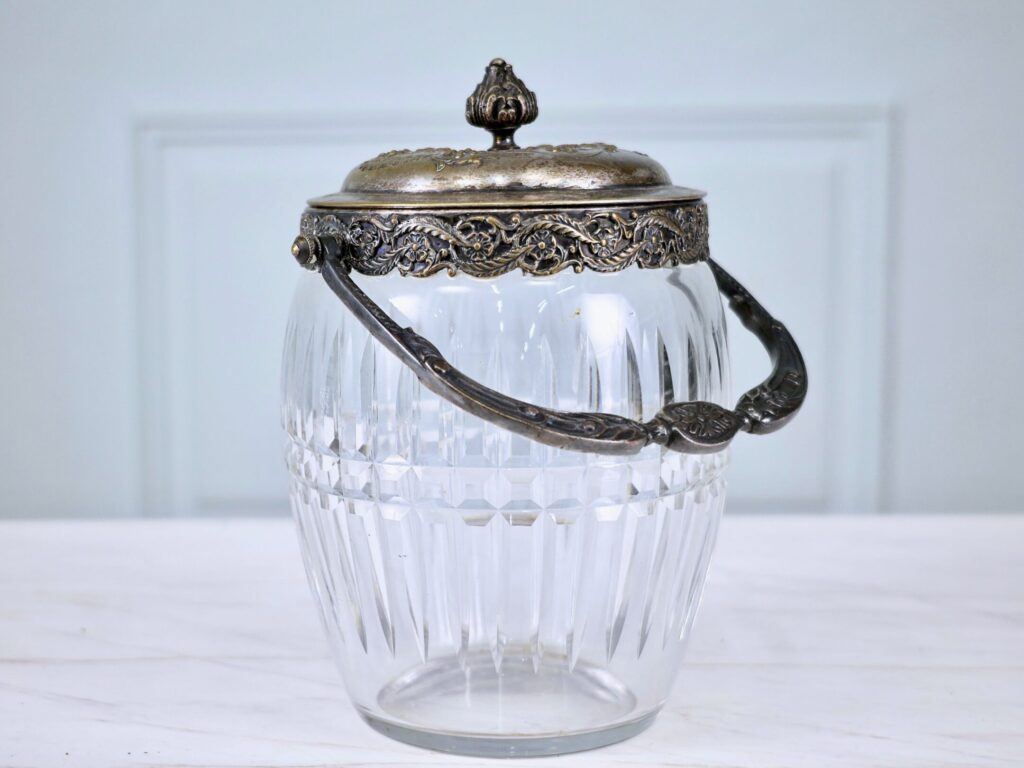 Антикварна бісквітниця