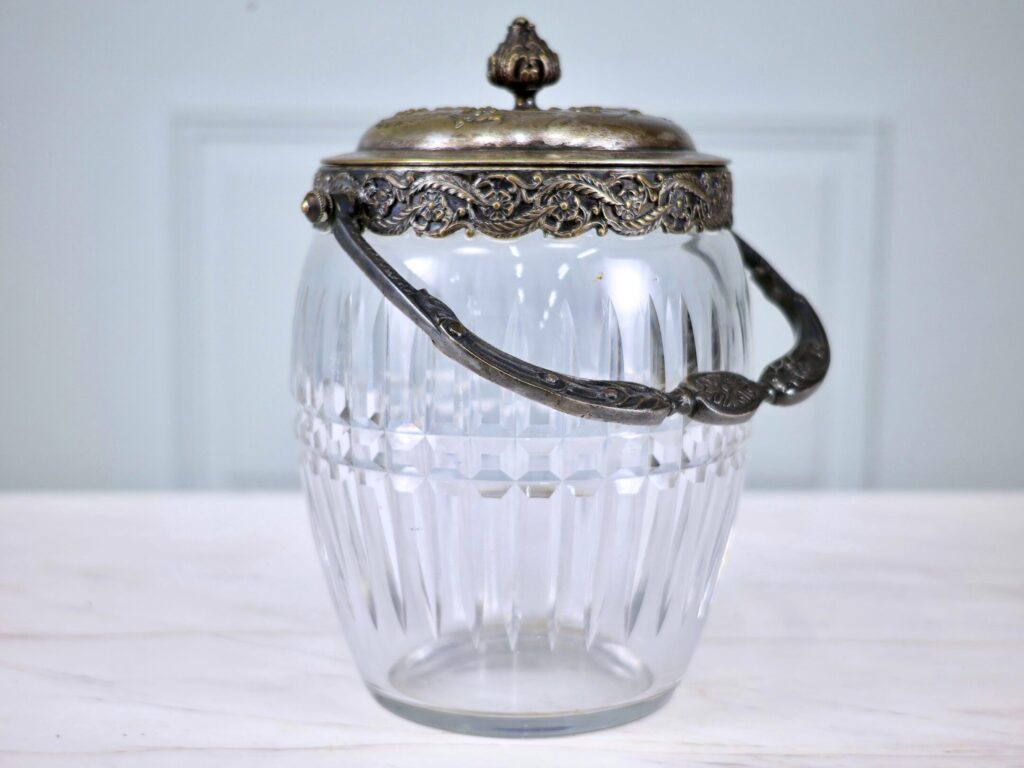 Антикварна бісквітниця