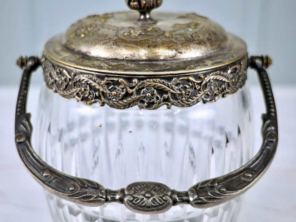 Антикварна бісквітниця