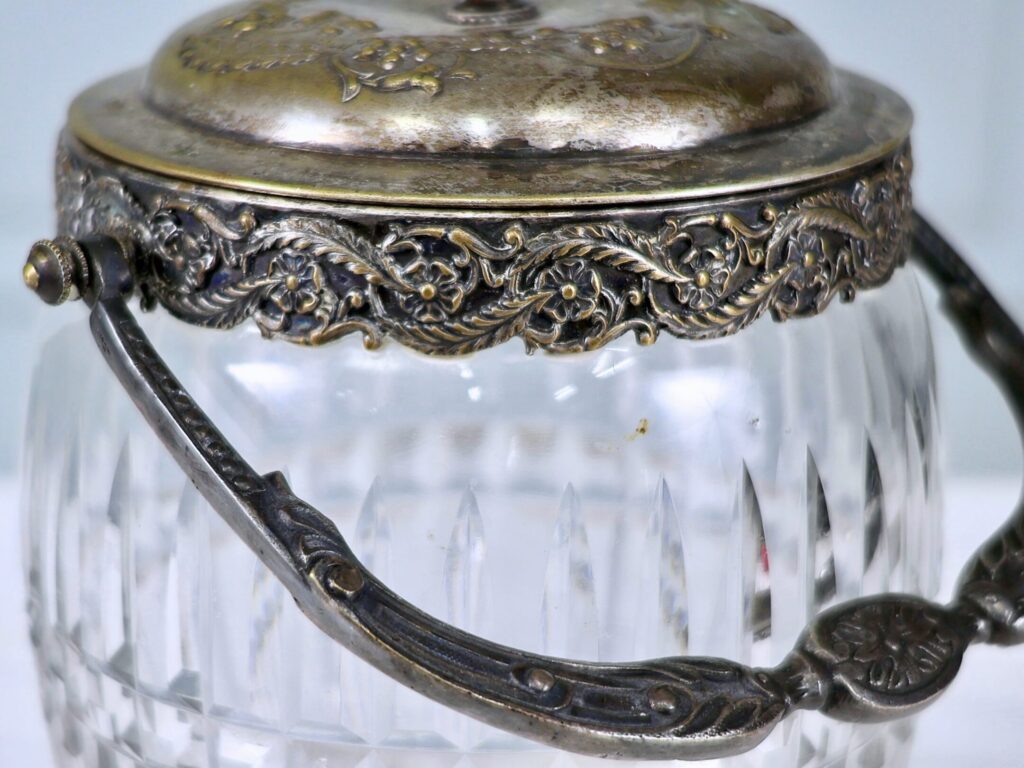 Антикварна бісквітниця