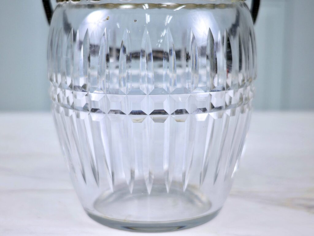 Антикварна бісквітниця