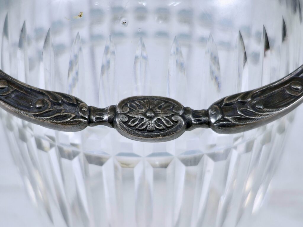 Антикварна бісквітниця