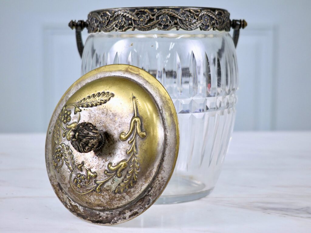 Антикварна бісквітниця