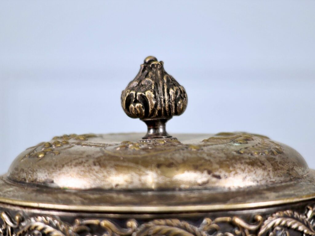 Антикварна бісквітниця